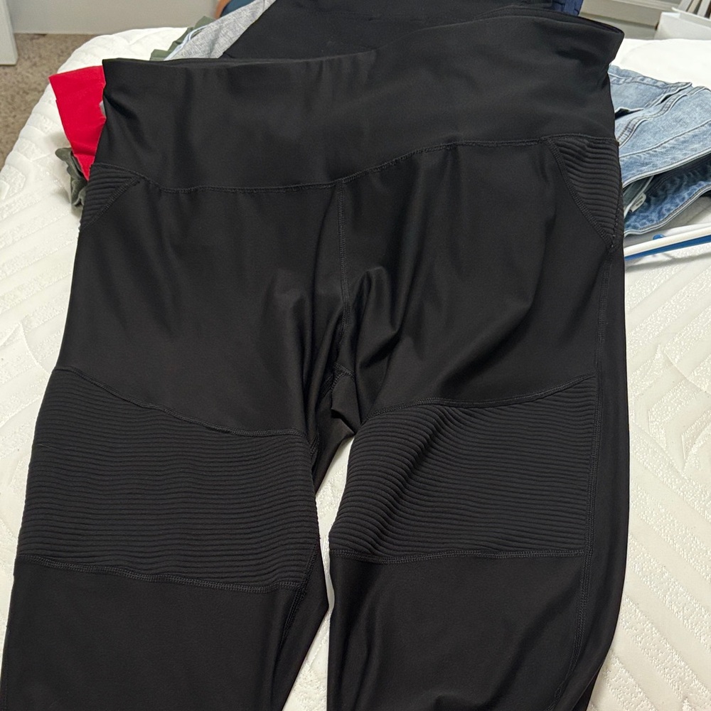 VOGO Athletica Black Capris